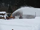 Slediva špuri motornih sani, tu pa prekladajo sneg na bolj primerno mesto.