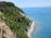 Plaže pod klifi, kopalcev pa polno. Em, kako so pa prišli dol?